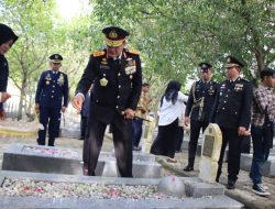 Kapolda Aceh Tabur Bunga di Taman Makam Pahlawan