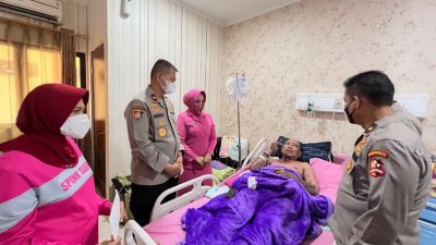 Berikan Motivasi, Kasetukpa Didampingi Ketua Bhayangkari Cabang 04 Setukpa Kunjungi Mantan Serdik PAG yang Sakit di RS Polri Kramat Jati