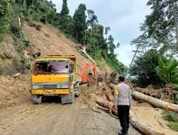 Polsek Syiah  Gerak Cepat Atasi Longsor di Jalan Rusip-Samar Kilang 