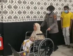 SPKT Polrestabes Medan Berikan Kursi Roda Kepada Seorang Ibu   