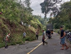 Dua Bintara Pembina Desa Gerakkan Gotong Royong Bersama Warga di Jalan Nasional Beireun Takengon