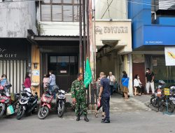 Berikan Rasa Aman dan Nyaman Ibadah Minggu, Babinsa Jayengan Lakukan Pengamanan di GKI Coyudan