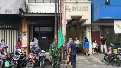 Berikan Rasa Aman dan Nyaman Ibadah Minggu, Babinsa Jayengan Lakukan Pengamanan di GKI Coyudan