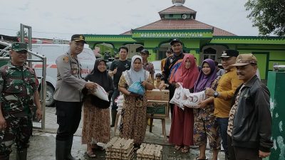 Kapolsek Percut Seituan Bersama Muspika Berikan Bantuan Kepada Korban Banjir di Desa Sambirejo