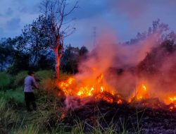 Kebakaran Lahan di Uteunkot, Personel Polsek Muara Dua Padamkan Api   