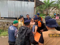 Pertolongan Korban Gempa Cianjur di Desa Terisolir dilakukan, Brimob Polri evakuasi dengan Tandu   