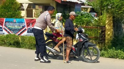 Bentuk Kepedulian, Aipda Imanuddin Awal Bantu Warga ketika Kesulitan Hendak Dibonceng