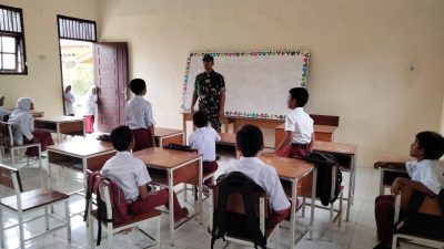 Sertu Alvian, Babinsa Posramil Simpang Mamplan Beri Materi  Rasa Cinta Tanah Air kepada Siswa-siswi SDN 14 Rheum Baroh