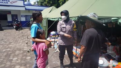 Meskipun Rumahnya Hancur Akibat Gempa Cianjur, Aiptu Reni Triyani Tetap Jalani Tugas Layani Masyarakat   