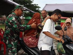 Peduli Sesama, Serda Gusli Bantu Menaikkan Nenek ke Kesepeda Motor Usai Ambil Sembako   