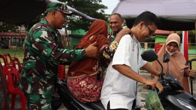 Peduli Sesama, Serda Gusli Bantu Menaikkan Nenek ke Kesepeda Motor Usai Ambil Sembako   