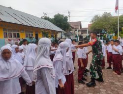 Guna Bentuk Sikap Disiplin Siswa, Serka Konindo Samosir Berikan Materi PBB di SDN 4 Bireuen