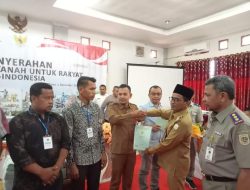 Pj Bupati Serahkan Sertifikat Tanah Gratis Secara Simbolis