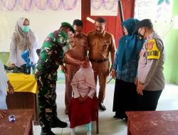 Cegah Penyebaran Penyakit Polio, Danposramil Kuala Dampingi Petugas Kesehatan Beri Vaksin Polio kepada Siswa