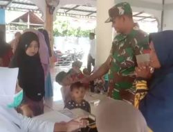 Antusias Orang Tua di Desa Mesjid Baro Bawa Anaknya untuk Diberi Imunisasi Polio