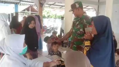 Antusias Orang Tua di Desa Mesjid Baro Bawa Anaknya untuk Diberi Imunisasi Polio