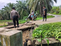 Kondisi Jembatan Memprihatinkan, Bripka Mrsyidi Lakukan Ini Dilokasi