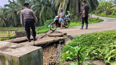 Kondisi Jembatan Memprihatinkan, Bripka Mrsyidi Lakukan Ini Dilokasi