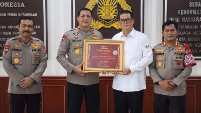 Kapolda Aceh Serahkan Piagam dan Plakat Penghargaan Kepada Komunitas Eco Enzym