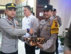 Kapolsek Peureulak Barat Berikan Reward Kepada Personel Berprestasi   