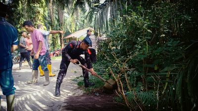 Personel Brimob Polda Aceh Laksanakan Gotong Royong Bersama Masyarakat
