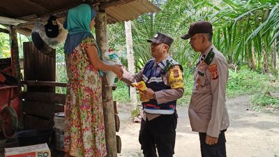 Door to door, Polsek Banda Alam Serahkan Bantuan Sembako ke Masyarakat