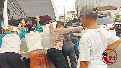 Bentuk Kepedulian, Iptu Rahmad Gumilar Bantu Dorong Mobil Mogok