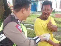 Viral! Video Bripka Ami Satlantas Polres Simalungun Bantu ODGJ