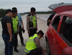 Aksi Personel Polres Simalungun Bantu Masyarakat Yang Mengalami Bocor Ban, Dapat Ucapan Trimakasih