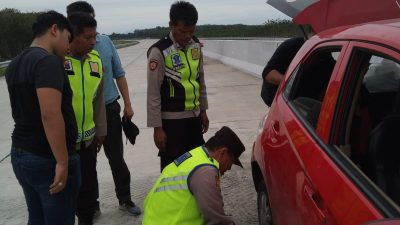 Aksi Personel Polres Simalungun Bantu Masyarakat Yang Mengalami Bocor Ban, Dapat Ucapan Trimakasih