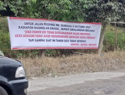 Spanduk Berisikan Janji Radiapoh Hasiholan Sinaga Terbentang di Jalan Siantar – Pematang Raya