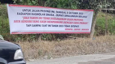 Spanduk Berisikan Janji Radiapoh Hasiholan Sinaga Terbentang di Jalan Siantar – Pematang Raya