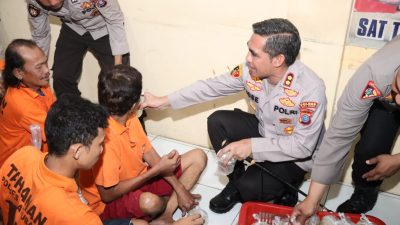 Menjelang Buka Puasa, Kapolres Batu Bara Bagikan Takjil Kepada Para Tahanan