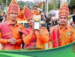 Warga dan Pelajar Humbahas sambut Arak- arak Piala Adipura