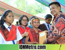 Kunjungi Desa Huta Hotang, Bupati Samosir Beri Bantuan pada Siswa Berprestasi