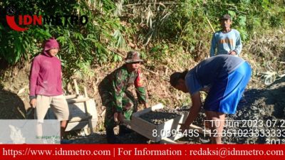 Babinsa Koramil Doko Lakukan Kerja Bakti  Bersama Masyarakat Membangun Jalan di Dusun Badran Desa Suru