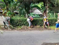 Ciptakan Lingkungan Bersih, Sertu Heru Santoso Gelar Kerja Bakti bersama Warga Kelurahan Nglegok