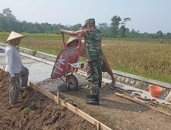 Tingkatkan Kekompakan, Babinsa Pos Selopuro Gelar Gotong Royong Bersama Warga