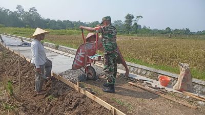 Tingkatkan Kekompakan, Babinsa Pos Selopuro Gelar Gotong Royong Bersama Warga