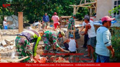 Kompak, Anggota Pos Selopuro bersama Warga Gelar Gotong Royong Rehab RTLH   