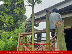 Bersama Warga, Serda Selamet Perbaiki Rumah di Desa Kaliboto