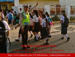 Menjaga Kelancaran Arus Lalu Lintas, Polsekta Tanah Jawa Melaksanakan Pengaturan  Lalu Lintas di Pagi Hari