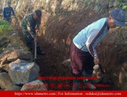 Selalu Hadir di Tengah Masyarakat, Babinsa Koramil Doko Bantu Pembangunan Saluran Irigasi