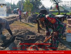 Babinsa Pos Selopuro Bersama Warga Desa Popoh Gotong Royong Bangun Parit   