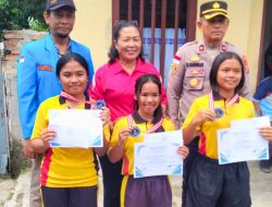 Kapolsek Tanah Jawa Berikan Hadiah kepada Pemenang Lari Jarak Jauh Tingkat Pelajar SMP dan SMA