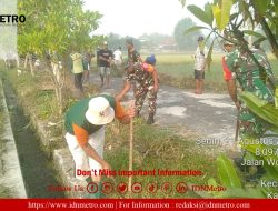 Babinsa Koramil Wlingi bersama Warga Lingkungan Kromasan Gelar Kerja Bakti Bersihkan Lingkungan   