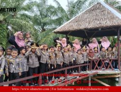 Keceriaan Anak TK dan Paud Terpadu Ceria Gampong Blang Panjo Kunjungi Polsek Nurussalam