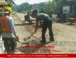 Bersama Warga, Babinsa Koramil Wlingi Bangun Saluran Drainase di Lingkungan Kromasan