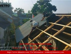 Selalu Hadir Ditengah Masyarakat, Babinsa Koramil Kesamben Bantu Perbaiki Rumah Warga 