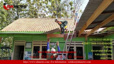 Bentuk Kepedulian Terhadap Pendidikan, Babinsa Koramil Bakung Bantu Rehab TK PKK di Desa Pulerejo